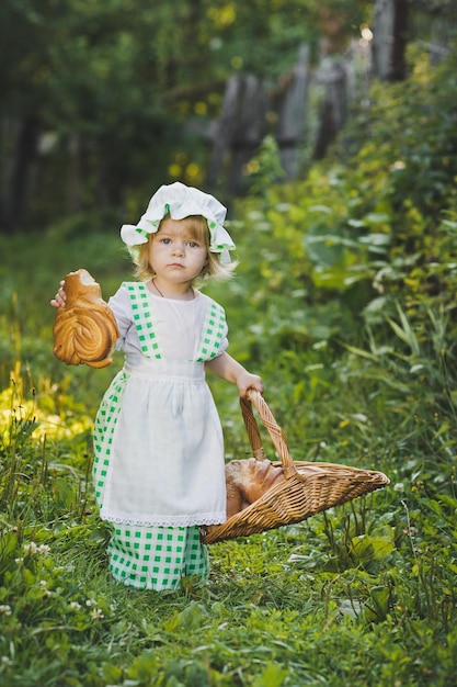 L'enfant roule dans le jardin 4673