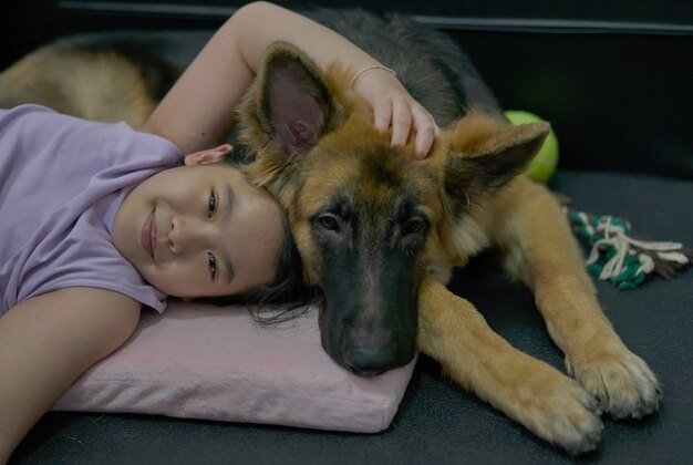 enfant s'allonger tête de chien