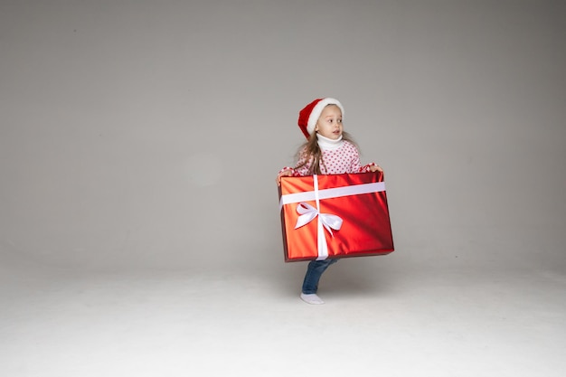 Enfant s'amusant avec le cadeau de Noël Studio photo