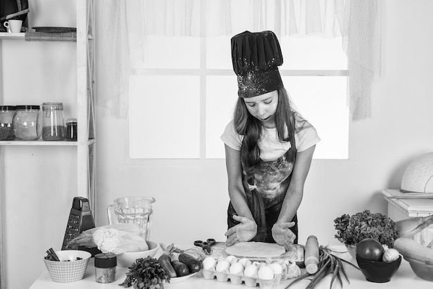 Enfant s'amusant en cuisinant un produit naturel