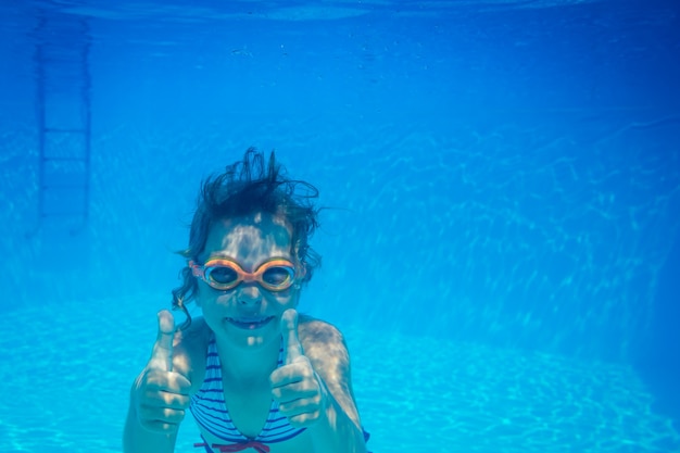 Enfant s'amusant dans la piscine Portrait sous-marin d'enfant Vacances d'été