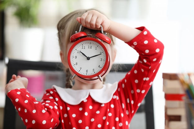 Enfant s'amusant à la maison