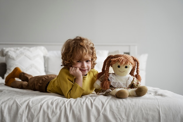 Photo enfant s'amusant pendant la récréation