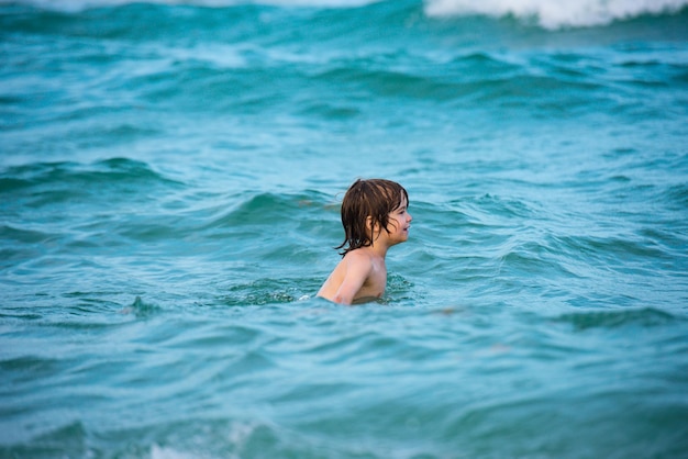 Enfant s'amusant pendant les vacances d'été à la mer à la plage Concept de voyage et d'aventure Vacances avec enfants