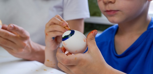 L'enfant s'amuse et célèbre les vacances