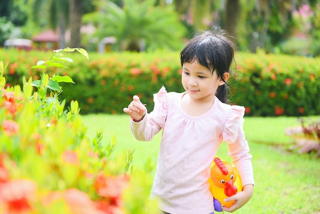 Enfant s'amuse dehors