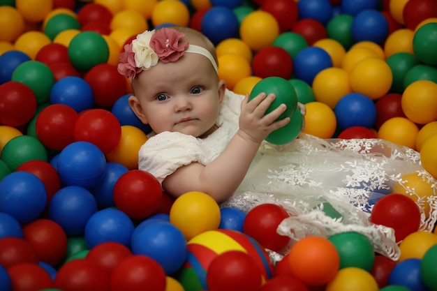 Un enfant s'amuse et joue à une fête d'enfants