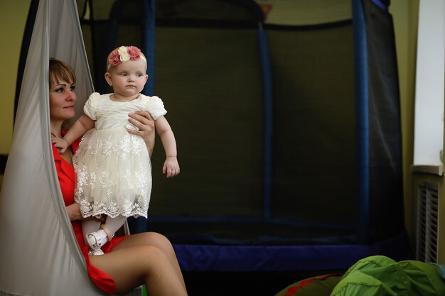 Un enfant s'amuse et joue à une fête d'enfants