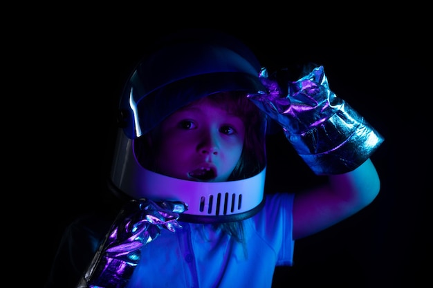 Un enfant s'imagine être un astronaute dans un casque spatial en gros plan le visage d'enfants excités