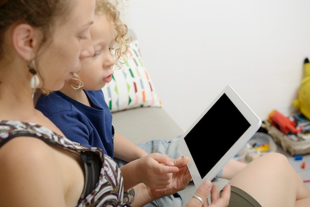 Photo une enfant et sa mère utilisent une tablette