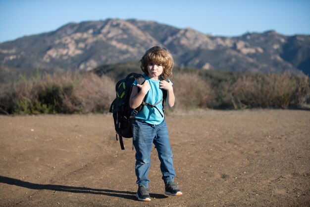 Enfant avec sac à dos en randonnée dans des montagnes pittoresques Garçon touriste local part en randonnée locale