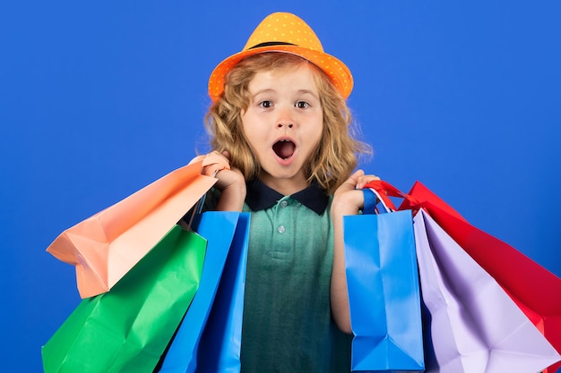 Enfant avec sac à provisions en studio