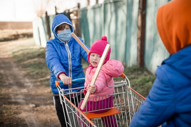 Enfant sans masque de protection après avoir fait ses courses dans un panier de supermarché Concept de coronavirus