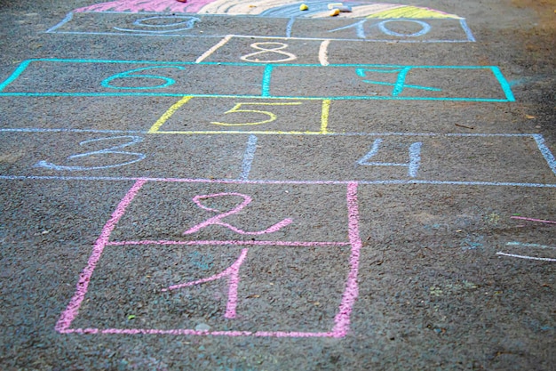 Enfant sautant des classiques sur le trottoir. Mise au point sélective.enfant