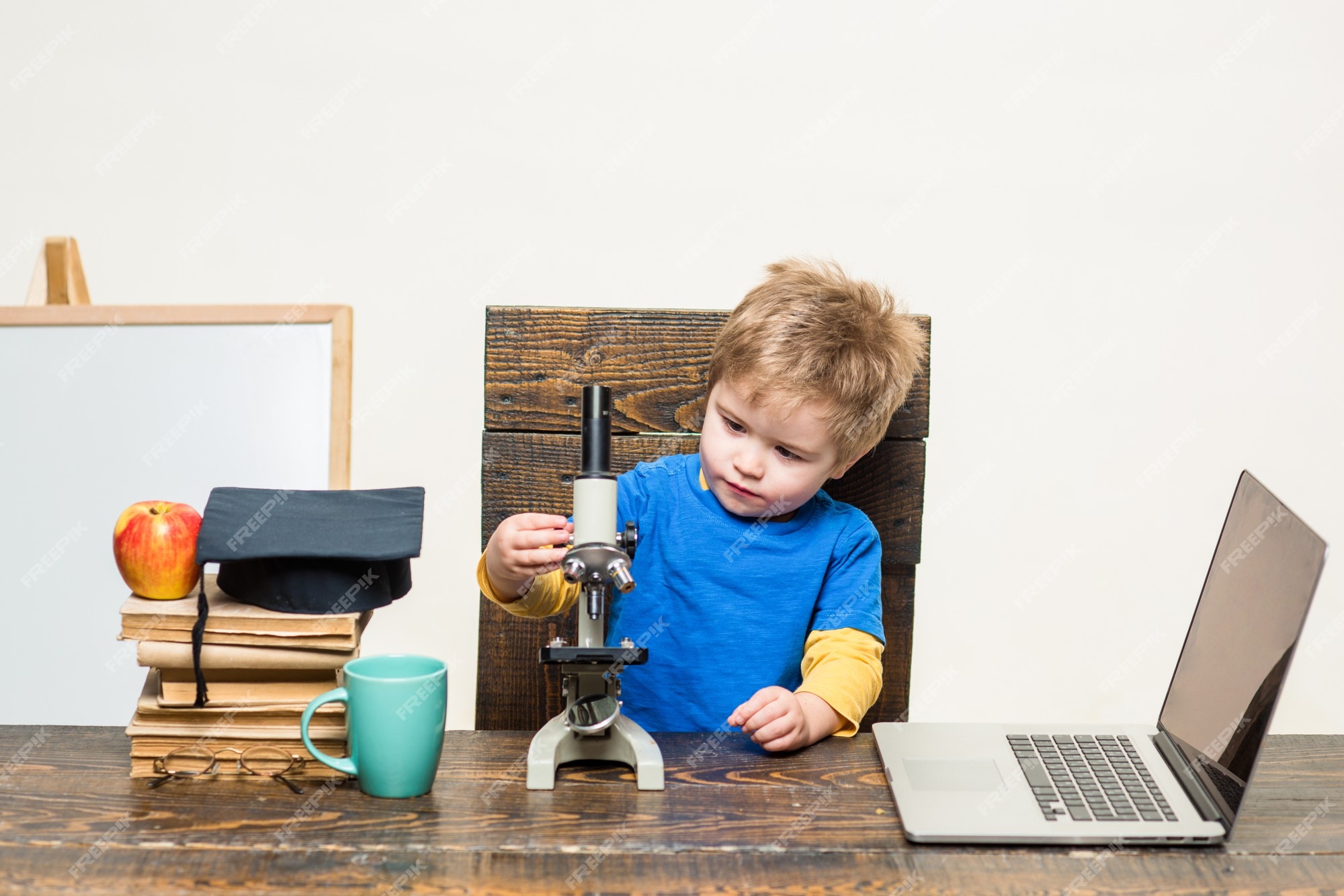 L'enfant Scientifique Intelligent De Petit Garçon De Concept De Wunderkind  Travaille Avec L'enfant Concentré D'ordinateur Portable De Microscope