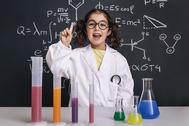 Enfant scientifique avec des lunettes ayant une idée