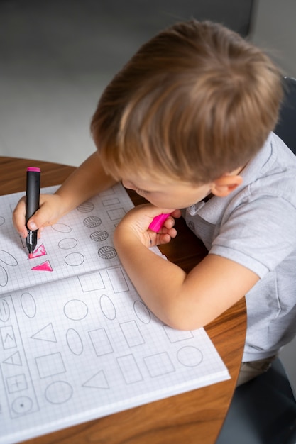 Enfant scolarisé à la maison