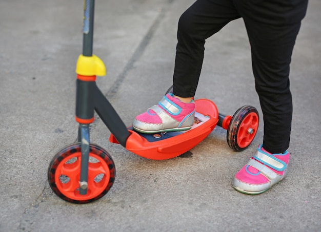 Enfant Sur Le Scooter