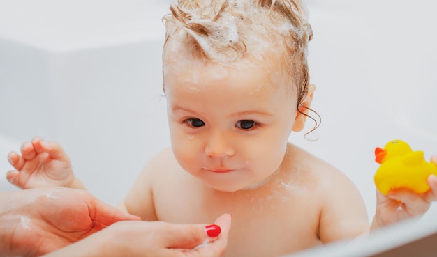 Enfant Se Baignant Douche De Bébé Portrait D'enfant Se Baignant Dans Un Bain Avec De La Mousse