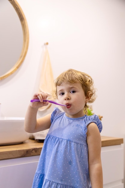 L'enfant se brosse les dents dans la salle de bain Mise au point sélective