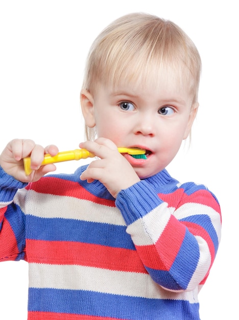 Un enfant se brosse les dents