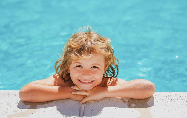 Enfant se détendre dans la piscine d'été enfant jouant à l'extérieur vacances d'été et concept de mode de vie sain