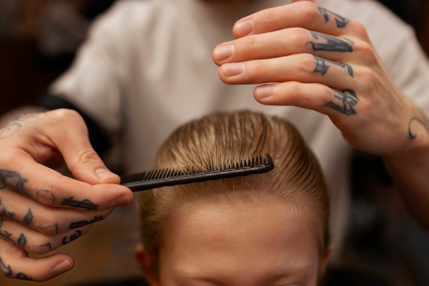 Photo enfant se faisant couper les cheveux au salon