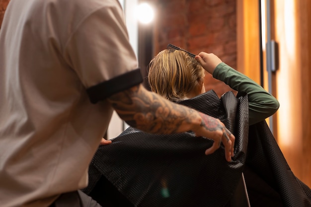 Photo enfant se faisant couper les cheveux au salon