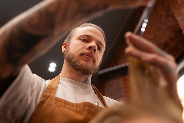 Enfant se faisant couper les cheveux au salon