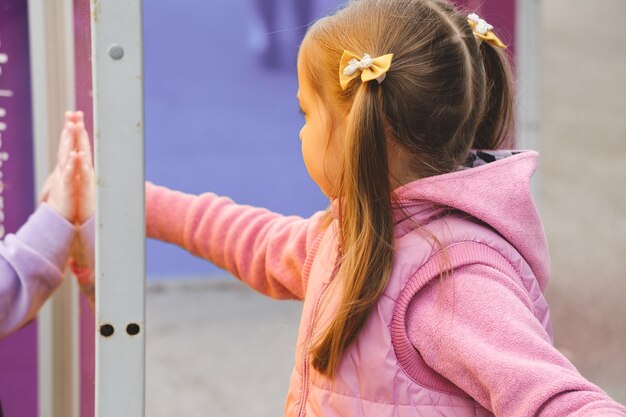 L'enfant se fait des amis à l'extérieur