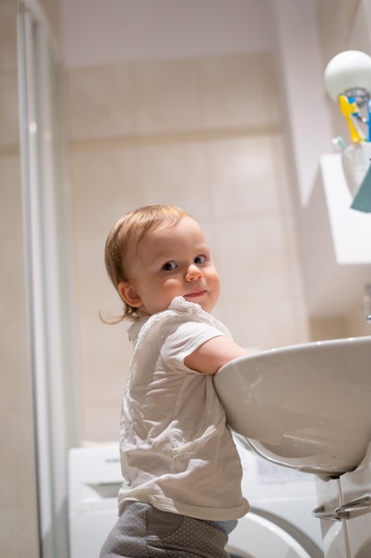 L'enfant se lave indépendamment les mains dans la salle de bain Prévention des maladies infectieuses grippe et coronavirus