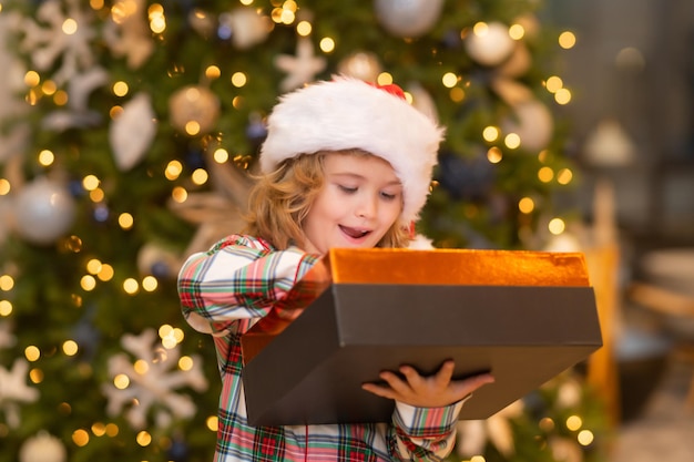 Enfant se préparant pour les vacances de noël et du nouvel an