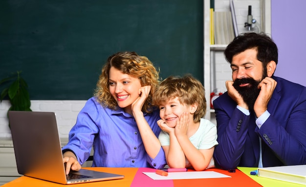 Enfant de septembre de l'école primaire avec les parents au début des cours prêts à étudier