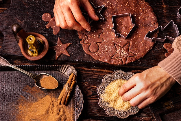 L'enfant serre les biscuits de Noël