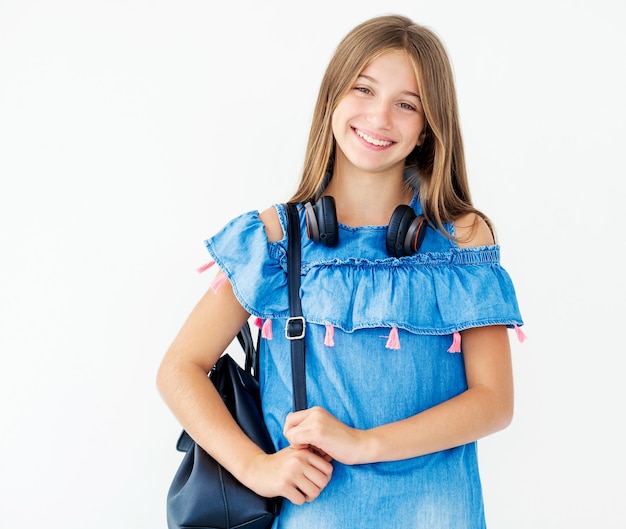 Enfant de sexe féminin avec casque et sac à dos