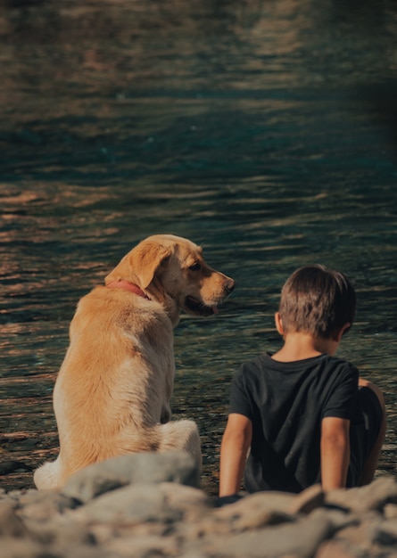 Photo enfant et son chien profitant de l'été