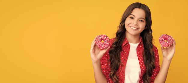 Enfant souriant avec beignet glacé calories nourriture et dessert beignet boulangerie