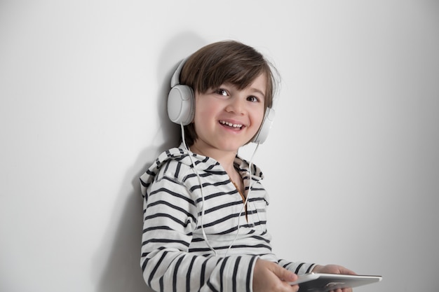 Enfant souriant avec un casque sur