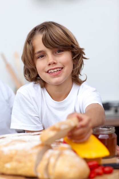 Enfant souriant, manger du pain