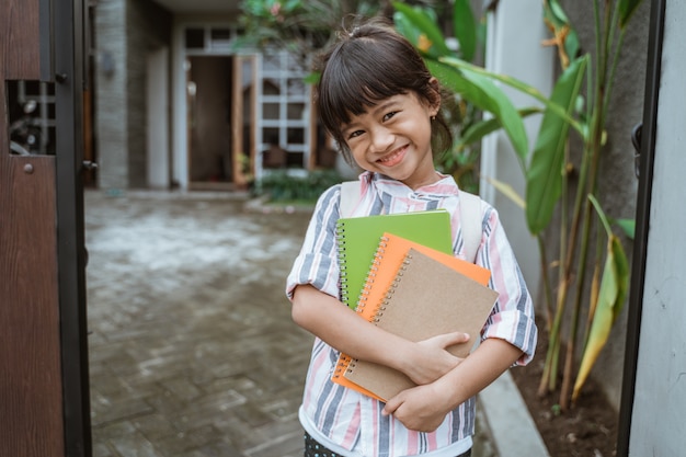 Enfant souriant et posant avant d'aller à l'école