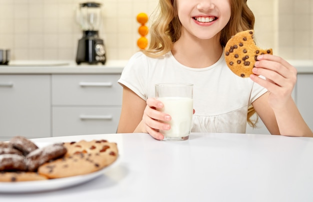 Enfant souriant, profitant de délicieux desserts au chocolat à la maison