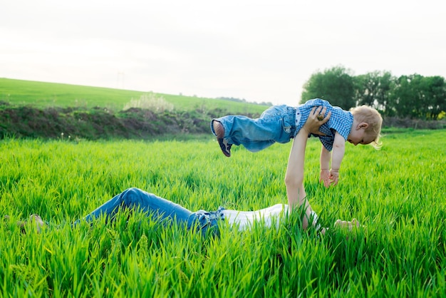 Enfant souriant avec sa mère