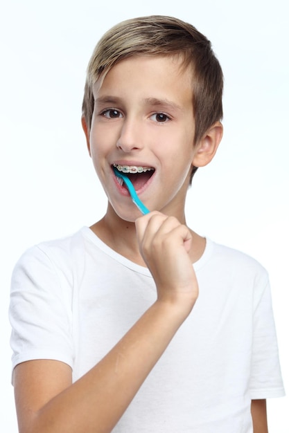 L'enfant sourit en se brossant les dents