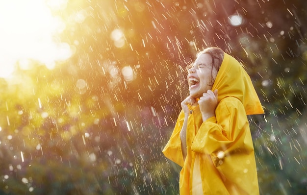 Un enfant sous la pluie d'automne