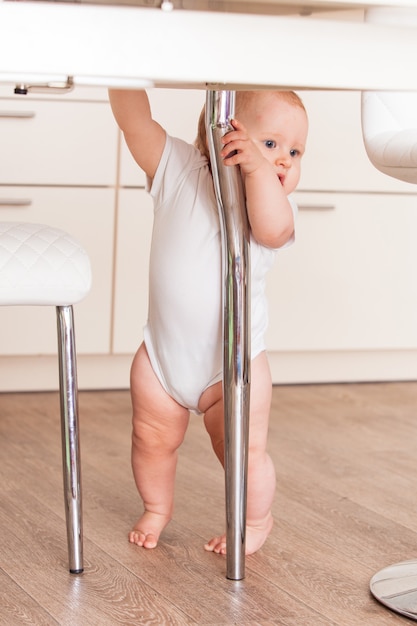 Enfant sous la table