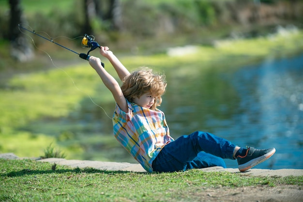 Enfant avec spinner au portrait de la rivière d'un garçon excité pêcheur à la jetée avec concept de pêche à la canne