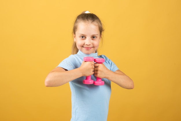 Enfant sportif avec haltères enfants sport et fitness santé et énergie enfants sains mode de vie chee