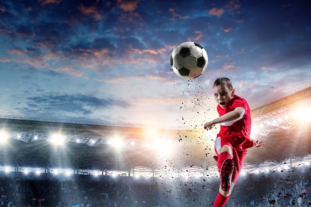 Enfant sur un stade de football. Technique mixte