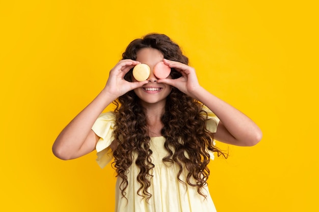 Un enfant surpris avec une boulangerie dessert Un enfant adolescent tient un macaron français