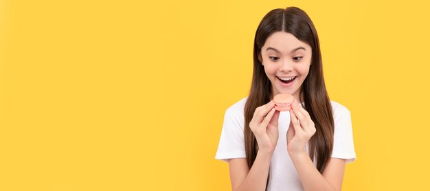 Enfant surpris avec dessert boulangerie enfant surpris tenir macaron français enfant adolescent avec bonbons affiche bannière en-tête copie espace